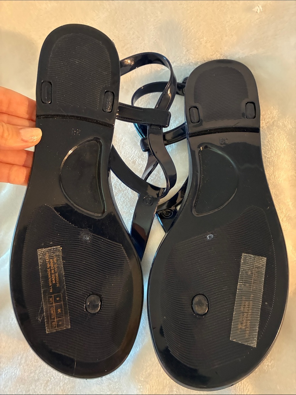 SANDALS Women’s Navy Blue Patterned T-Strap Sandals. SIZE 7 NWOT - Picture 3 of 3